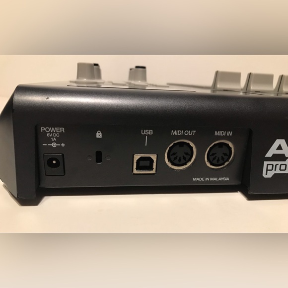 AKAI PROFESSIONAL MPD26 USB/MIDI Pad Control Mixer Music Beats Hiphop Edm Trance - Picture 12 of 15